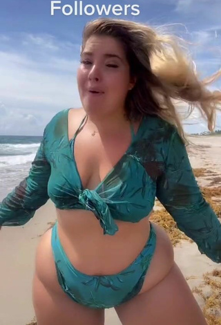 6. Atractiva Sam Paige Enseña Escote Con Provocativos Bikini Verde En La Playa