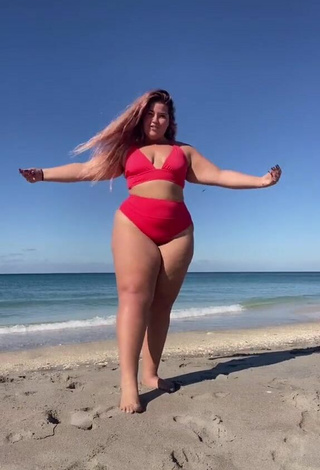 Belleza Sam Paige enseña escote con Bikini Rojo en la playa