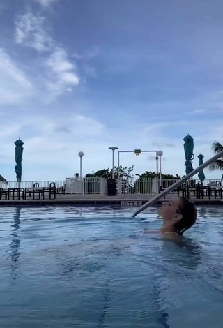 4. Sasha Ferro Parece Increíble Con Bikini Blanco En La Piscina