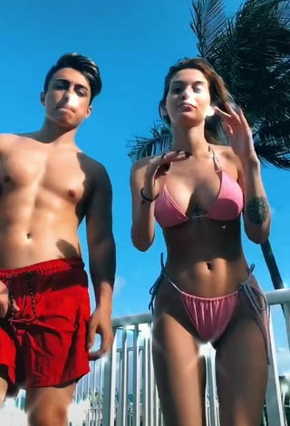 Sasha Ferro Parece Atractiva con Bikini Rosa