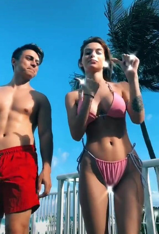 2. Sasha Ferro Parece Atractiva Con Bikini Rosa