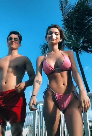 3. Sasha Ferro Parece Atractiva Con Bikini Rosa