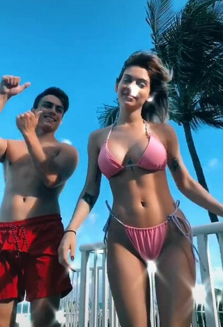 5. Sasha Ferro Parece Atractiva Con Bikini Rosa