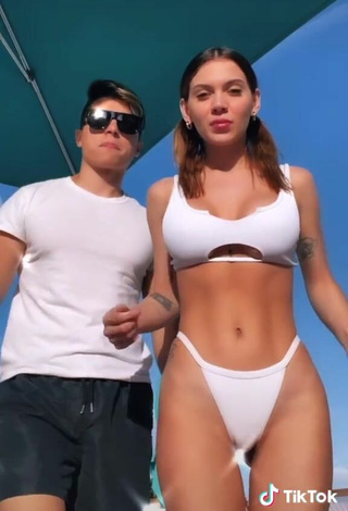 5. Deslumbrante Sasha Ferro Enseña Escote Con Apasionantes Bikini Blanco