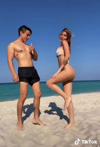 6. Adorable Sasha Ferro Con Tanga En La Playa