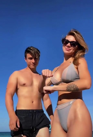 Magnética Sasha Ferro enseña escote con Bikini Gris en la playa