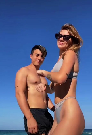 2. Magnética Sasha Ferro Enseña Escote Con Bikini Gris En La Playa