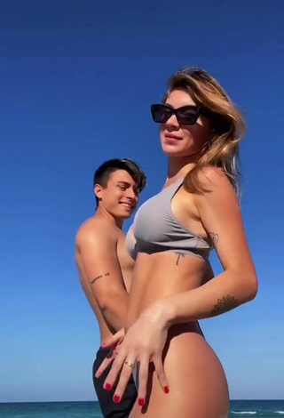 3. Magnética Sasha Ferro Enseña Escote Con Bikini Gris En La Playa