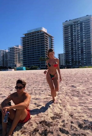 Atractiva Sasha Ferro enseña escote con Provocativos Bikini en la playa