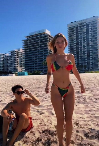 3. Atractiva Sasha Ferro Enseña Escote Con Provocativos Bikini En La Playa