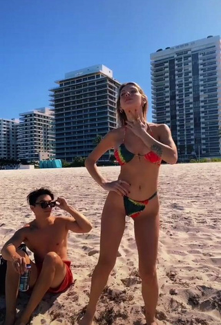 4. Atractiva Sasha Ferro Enseña Escote Con Provocativos Bikini En La Playa