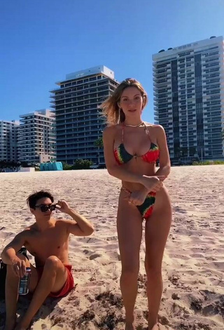 5. Atractiva Sasha Ferro Enseña Escote Con Provocativos Bikini En La Playa