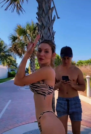 Maravillosa Sasha Ferro enseña escote con Bikini Cebra en una calle