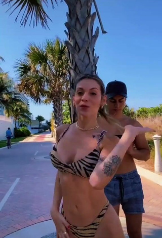 3. Maravillosa Sasha Ferro Enseña Escote Con Bikini Cebra En Una Calle