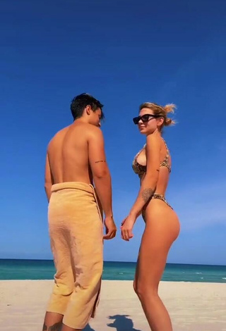 3. Más Caliente Sasha Ferro Con Tanga En La Playa