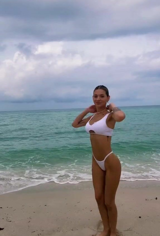 Guapísima Sasha Ferro con Atractivos Tanga en la playa