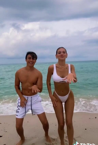 6. Guapísima Sasha Ferro Con Atractivos Tanga En La Playa