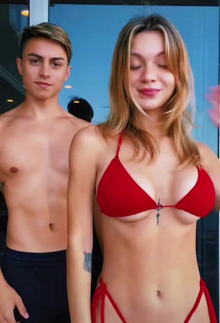 5. Sasha Ferro Parece Caliente Con Bikini Rojo