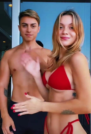 6. Sasha Ferro Parece Caliente Con Bikini Rojo