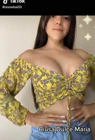 2. Caliente Hai Enseña Escote Con Top Corto Floral Sin Brassière