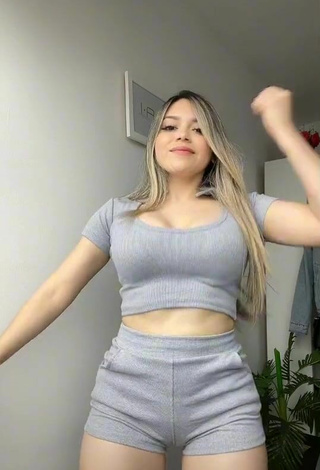 Hermosa Hai enseña escote con Top Corto Gris mientras hace twerking