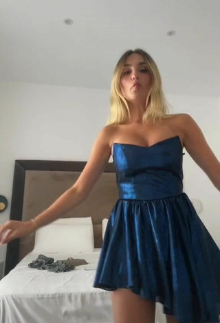 Más caliente Sofia Dalle Rive enseña escote con Vestido Azul