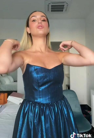 5. Sexy Sofia Dalle Rive Enseña Escote Con Vestido Azul