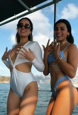 6. Sexy Valeria Aguilar Enseña Escote En Un Barco