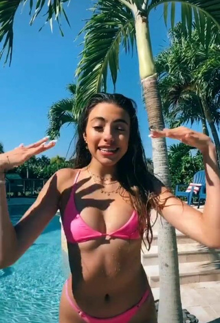 4. Increíble Valeria Arguelles Con Bikini Rosa En La Piscina