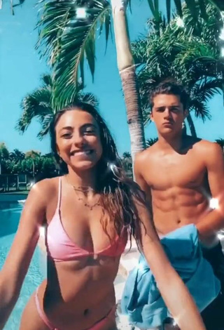 6. Magnética Valeria Arguelles Enseña Escote Con Bikini Rosa En La Piscina