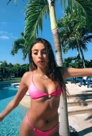 Elegante Valeria Arguelles enseña escote con Bikini Rosa en la piscina