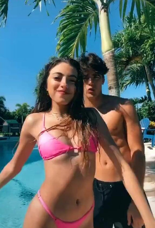 Más caliente Valeria Arguelles con Bikini Rosa en la piscina