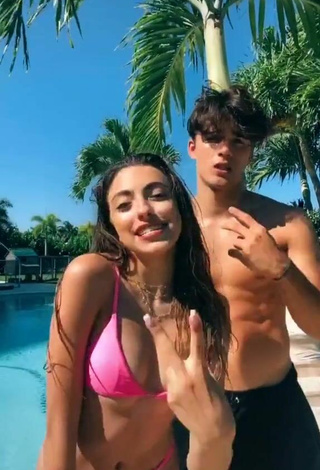 2. Más Caliente Valeria Arguelles Con Bikini Rosa En La Piscina