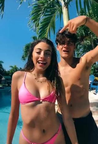 3. Más Caliente Valeria Arguelles Con Bikini Rosa En La Piscina