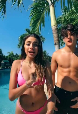 5. Más Caliente Valeria Arguelles Con Bikini Rosa En La Piscina