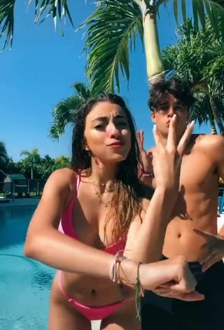 6. Más Caliente Valeria Arguelles Con Bikini Rosa En La Piscina