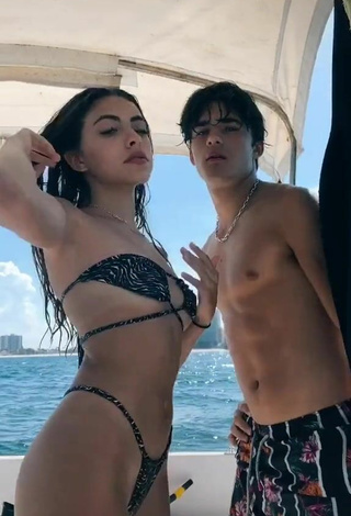 Dulce Valeria Arguelles con Bikini en un barco