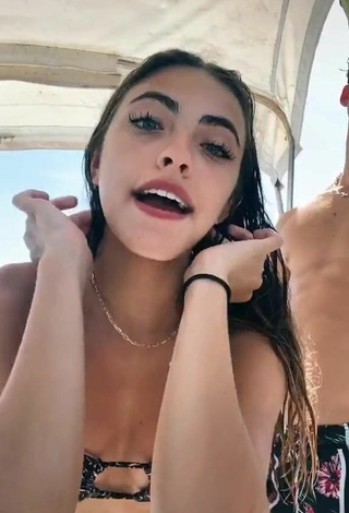 6. Dulce Valeria Arguelles Con Bikini En Un Barco