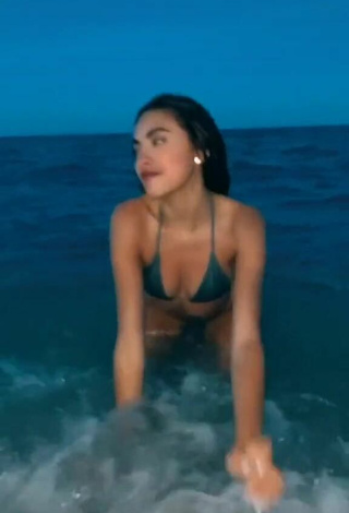 Atractiva Valeria Arguelles con Seductores Bikini Turquesa en la playa