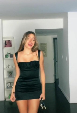 Caliente Valeria Arguelles con Vestido Negro