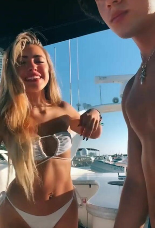 3. Caliente Valeria Arguelles Con Bikini Blanco En Un Barco