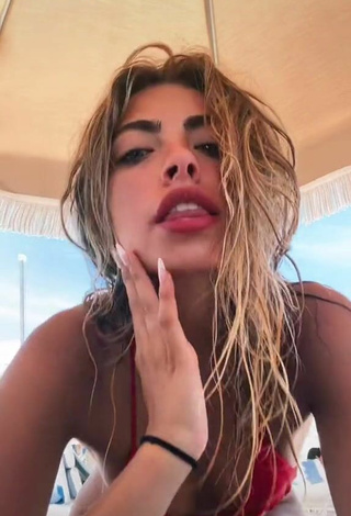 Atractiva Valeria Arguelles con Provocativos Bikini Rojo en la playa