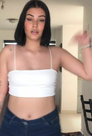 Bonita Valeria Figueroa con Top Corto Blanco