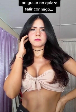 3. Cariño Violetta Ortiz Enseña Escote Con Sensuales Top Corto Beige