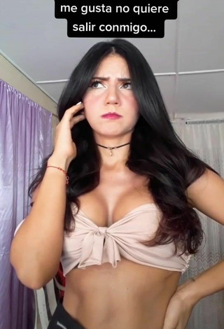 4. Cariño Violetta Ortiz Enseña Escote Con Sensuales Top Corto Beige