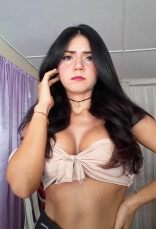 5. Cariño Violetta Ortiz Enseña Escote Con Sensuales Top Corto Beige