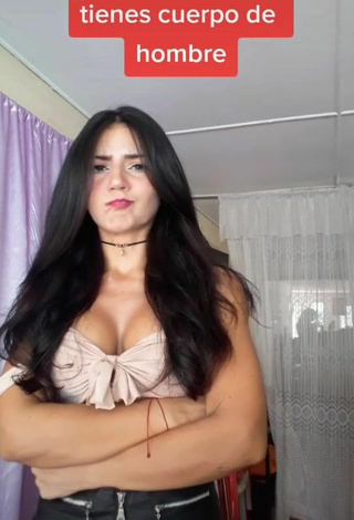 4. Hermosa Violetta Ortiz Enseña Escote Con Top Corto Beige Y Tetas Saltarinas