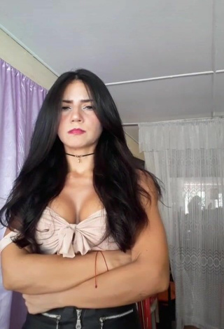 5. Hermosa Violetta Ortiz Enseña Escote Con Top Corto Beige Y Tetas Saltarinas