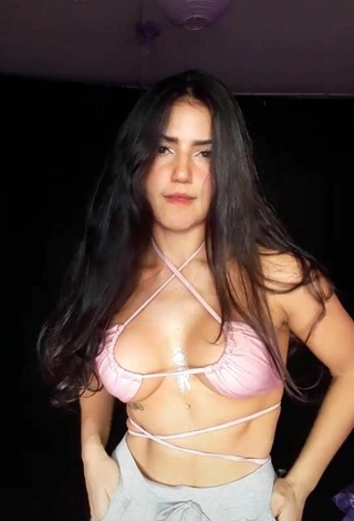 2. Sexy Violetta Ortiz Enseña Escote Con Sujetador De Bikini