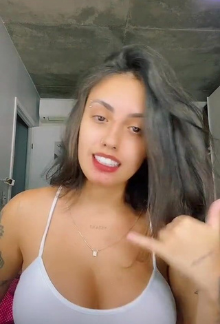 2. Adorable Vitoria Marcilio Enseña Escote Con Top Corto Blanco Sin Brassière